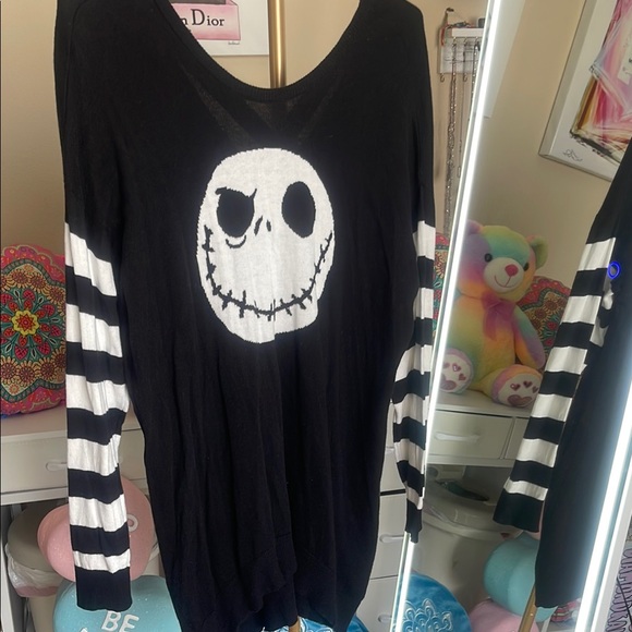 Stylish Black V-Neck Sweater - Picture 1 of 5